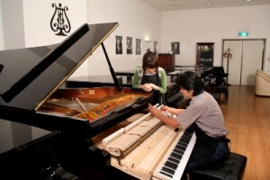 スタインウェイジャパン・テクニカルディレクターの作業を見学中の当校研修生